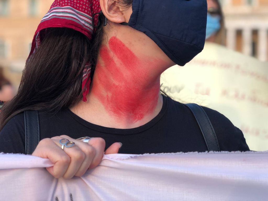 «Η πατριαρχία δολοφονεί»: Συγκέντρωση για την Καρολάιν στο Σύνταγμα