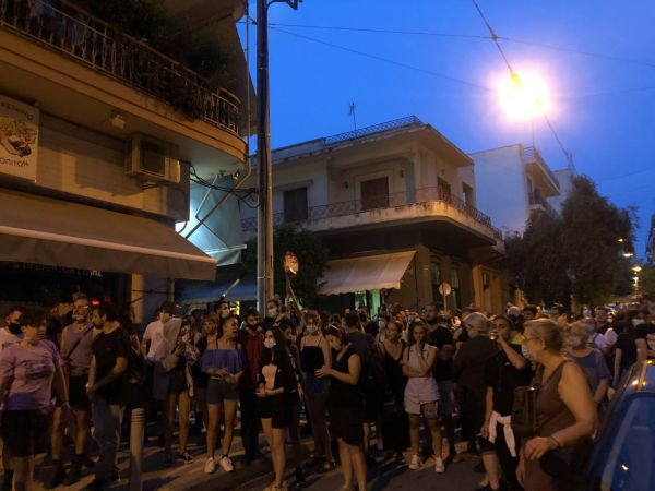 Η ΕΛ.ΑΣ πολιορκεί το σπίτι του βιαστή στα Πετράλωνα – Εξαγριωμένος κόσμος στη γειτονιά