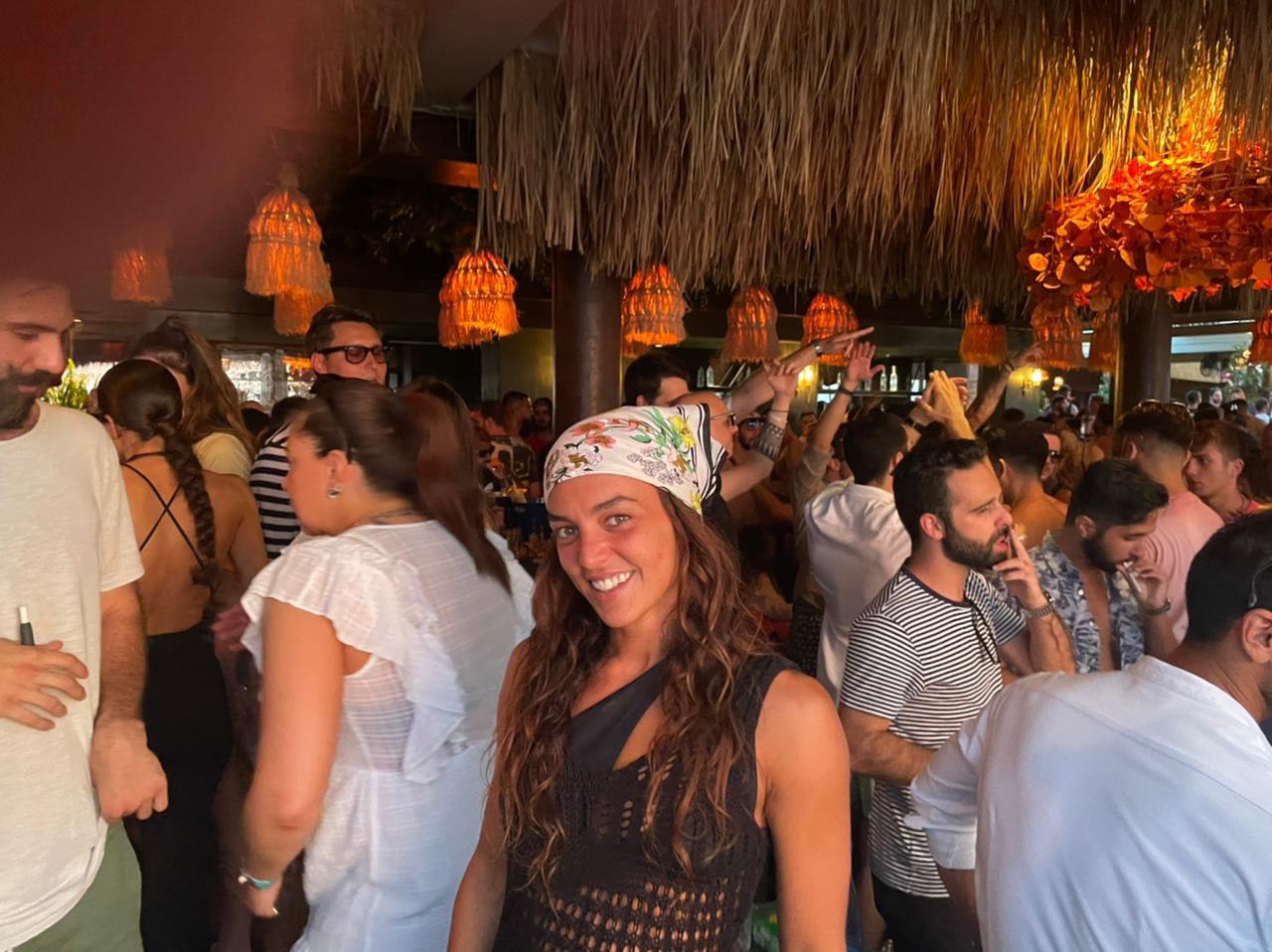 Αποκλειστικό in.gr: H Καρολίνα διασκεδάζει σε παραλιακό μπαρ στο Λουτράκι