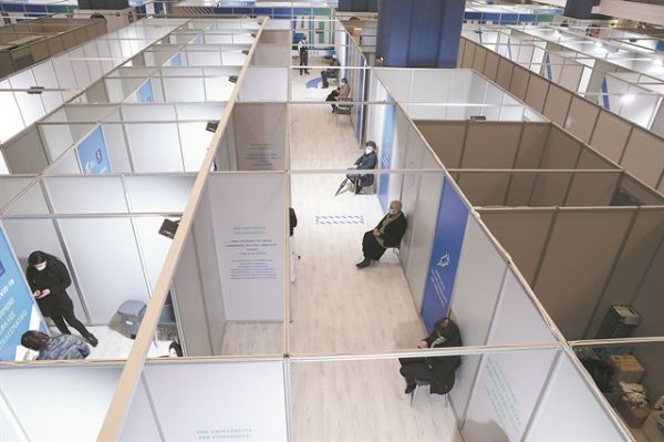 Ανησυχία ειδικών για χαμηλό ρυθμό στους εμβολιασμούς – Τι πρέπει να προσέξουν οι έγκυοι