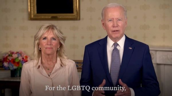 Το ηχηρό μήνυμα των Μπάιντεν μέσα από τον Λευκό Οίκο για τον μήνα του Pride