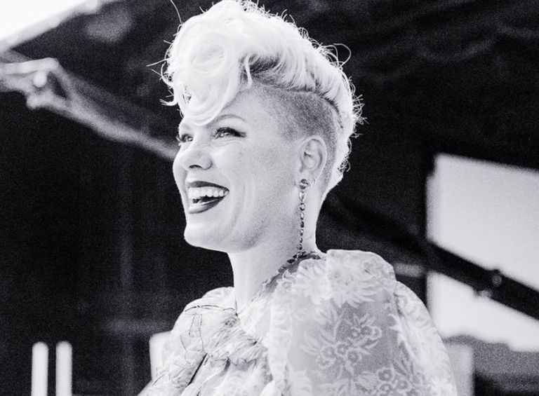 Pink: Η συγκινητική διασκευή του «What About Us»