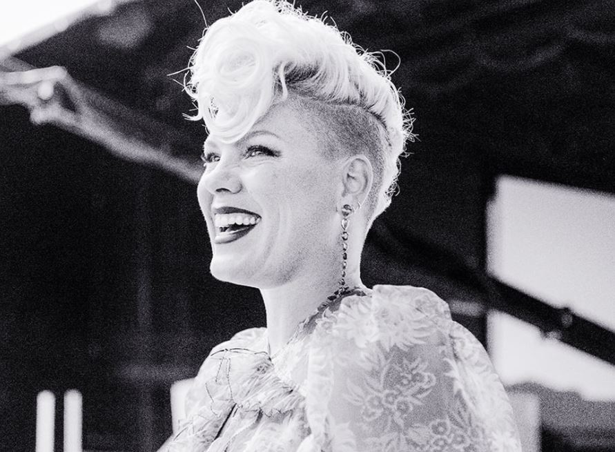 Pink: Η συγκινητική διασκευή του «What About Us»