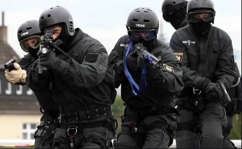 Το αυγό του φιδιού στη Γερμανία: Δεκάδες αστυνομικοί των Ειδικών Δυνάμεων σε… ανοιχτή γραμμή με την ακροδεξιά