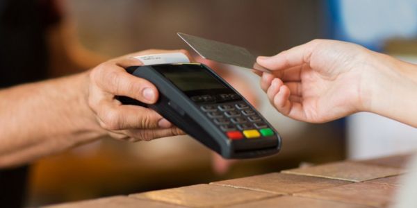 Τράπεζες: Μόνιμο το όριο 50 ευρώ για ανέπαφες συναλλαγές χωρίς pin