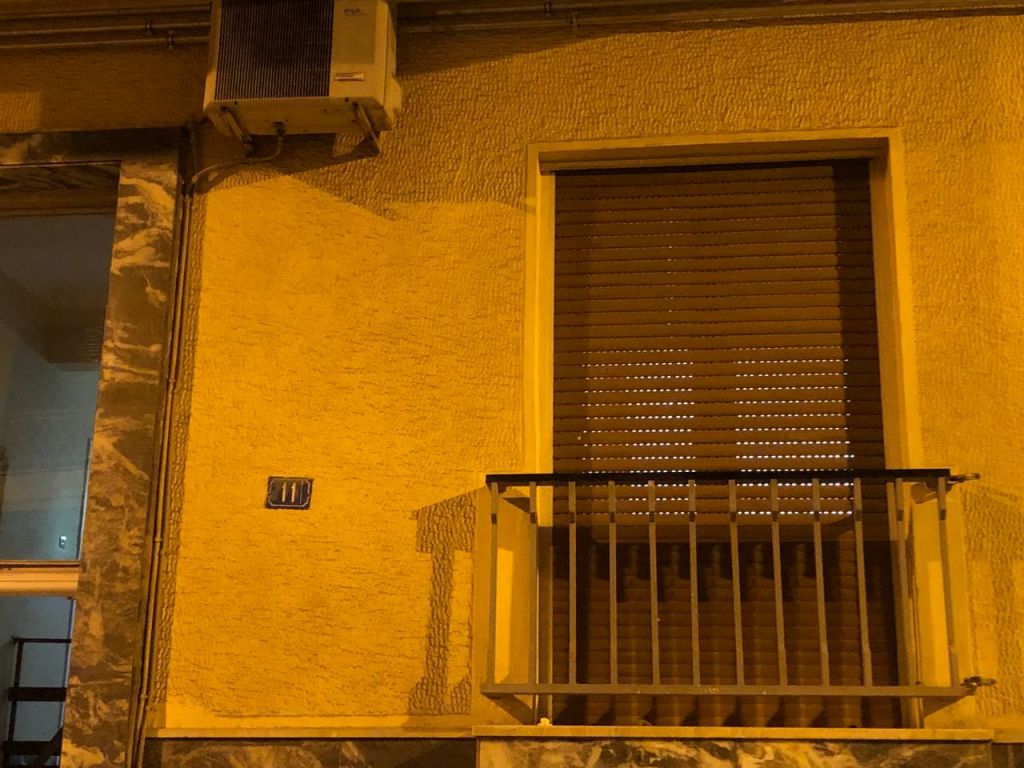 Πετράλωνα: «Μην κλείνετε τα μάτια, μην συνηθίσουμε το ‘τέρας’» – Οργή στο Twitter μετά την καταγγελία βιασμού