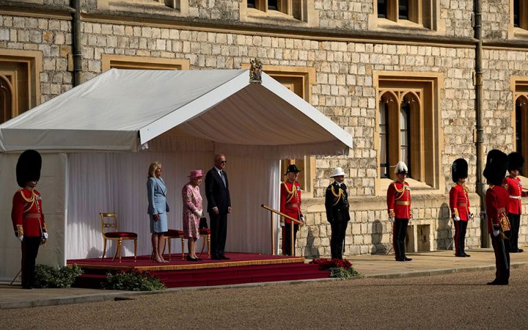 Μπάιντεν: Έγινε δεκτός από τη βασίλισσα Ελισάβετ