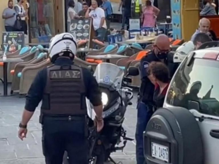 Ρόδος: Συνέλαβαν γυναίκα επειδή τραγουδούσε – Ειρωνικά χειροκροτήματα αυτοπτών μαρτύρων