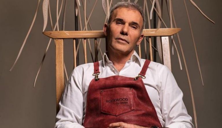 Στέλιος Ρόκκος: Αποκαλύπτει τις ξύλινες δημιουργίες του σε έκθεση στην Μύκονο