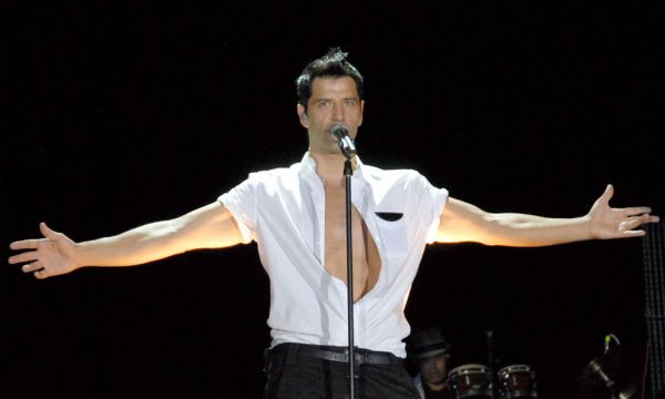 Ρουβάς: Ο πετροπόλεμος όταν έσκισε το πουκάμισο on stage και η ενέδρα με… ξυράφια