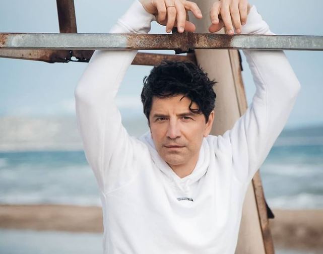 Σάκης Ρουβάς: Στα καλύτερά του με νέο άλμπουμ