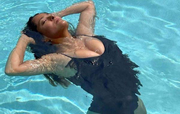 Σάλμα Χάγιεκ: Φωτογραφίζεται γυμνή στην μπανιέρα της και μας αφήνει άφωνους