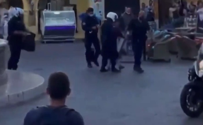 Ρόδος: Η στιγμή που αστυνομικοί περνούν χειροπέδες σε γυναίκα που τραγουδούσε στον δρόμο – Γιατί τη συνέλαβαν