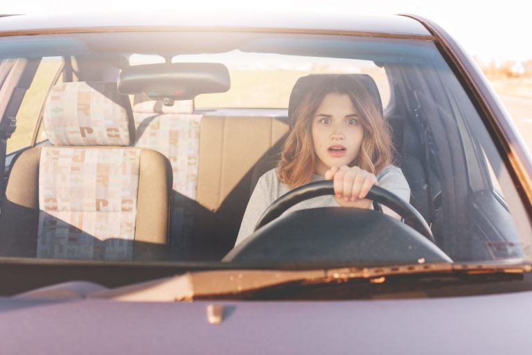 Ένας πατέρας έκανε μια απίθανη φάρσα στην πρωτάρα οδηγό κόρη του – Και δίχασε το internet