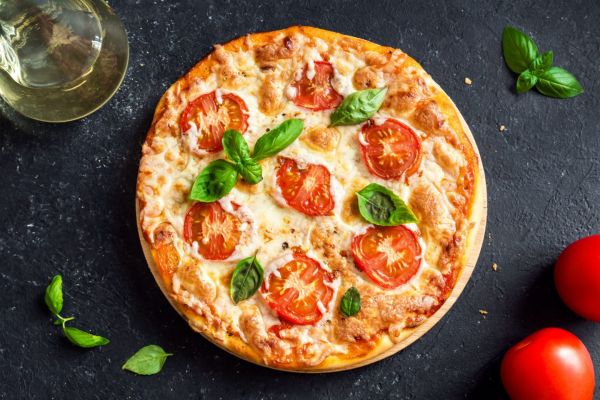 Εύκολη και νόστιμη πίτσα από τον Απόστολο Ρουβά