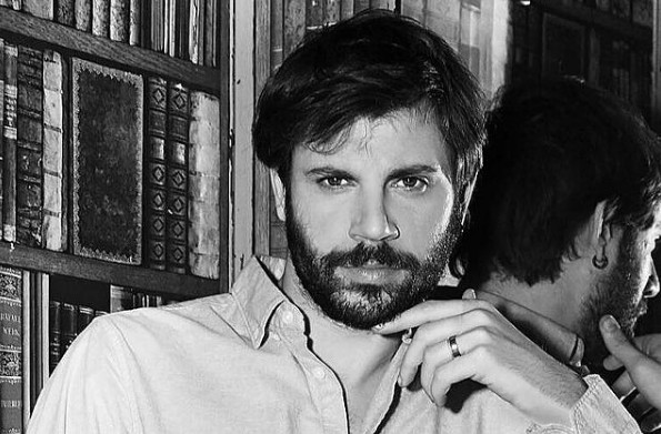 Πάρης Σκαρτσολιάς: Ο «Μανωλάκης» του Καφέ της Χαράς ερωτεύτηκε… παίκτρια του Survivor;