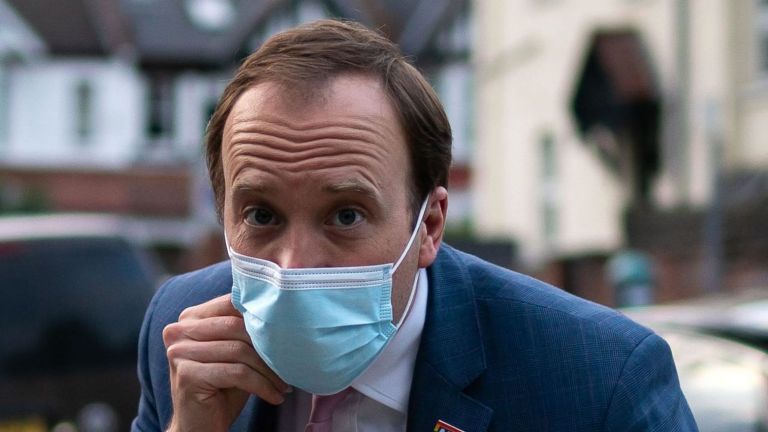 Βρετανία: Ζητά συγνώμη για τα φιλιά ο υπουργός Υγείας – «Παραβίασα τους κανόνες»