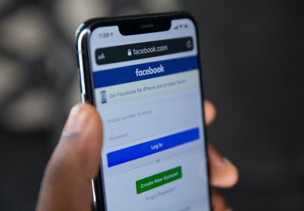 Facebook: Βάζει τέλος στην ειδική μεταχείριση των πολιτικών μετά τον αποκλεισμό του Τραμπ
