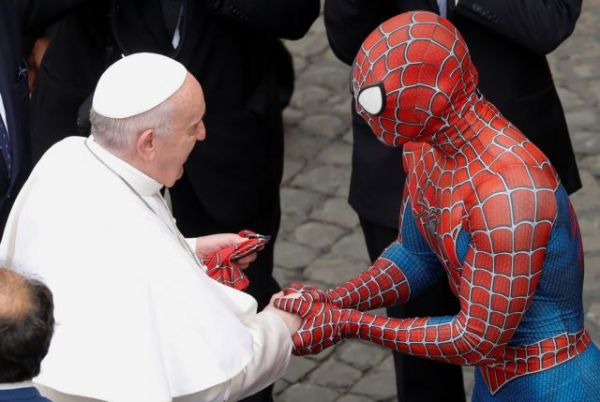 Όταν ο Spider-man πήρε την ευλογία του Πάπα