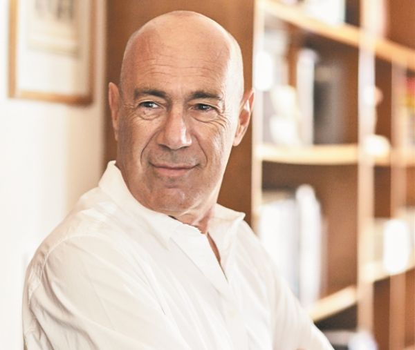 «Ο Ελληνας έχει φτωχοποιηθεί αλλά ονειρεύεται γκάτζετ»