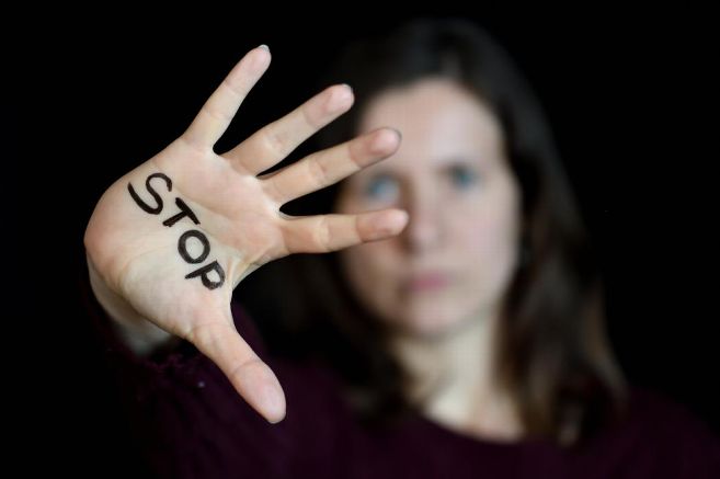 Διεθνής Αμνηστία: Πώς να ανταποκριθούμε και να υποστηρίξουμε τις επιζώσες της σεξουαλικής επίθεσης