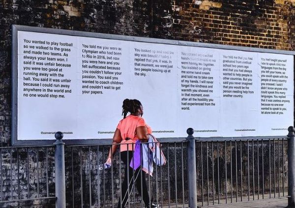 «Conversations From Calais»: Συζητήσεις με μετανάστες σε διαφημιστικές πινακίδες