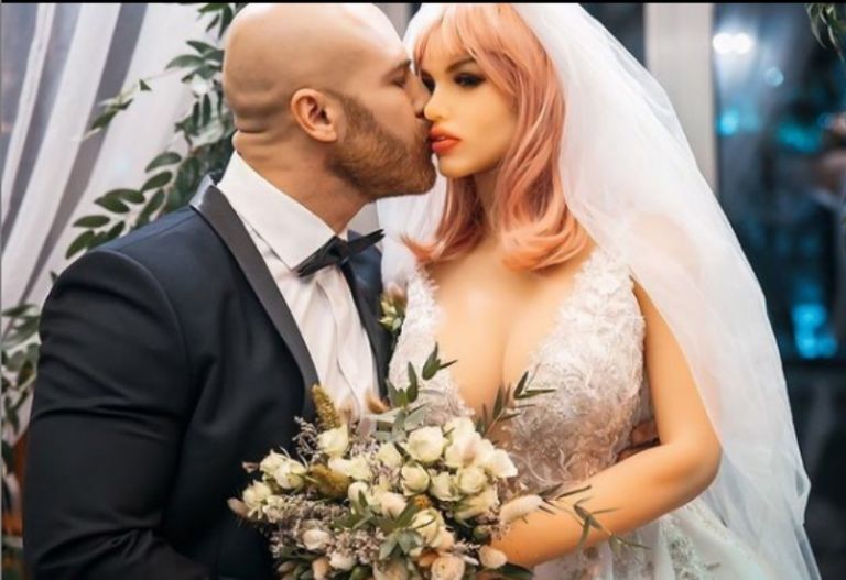 O Βodybuilder που έχει παντρευτεί τις πλαστικές κούκλες του είναι έτοιμος να κάνει σχέση με άνθρωπο