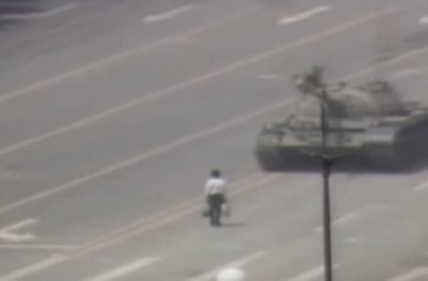 Tank man: Η ιστορία πίσω από την πιο χαρακτηριστική εικόνα της σφαγής στην πλατεία Τιεν Αν Μεν