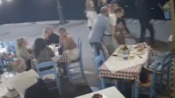 Χανιά: Διεθνές βραβείο σε εργαζόμενο που έσωσε τουρίστα που πνιγόταν σε ταβέρνα