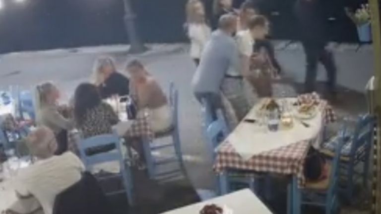 Χανιά: Διεθνές βραβείο σε εργαζόμενο που έσωσε τουρίστα που πνιγόταν σε ταβέρνα