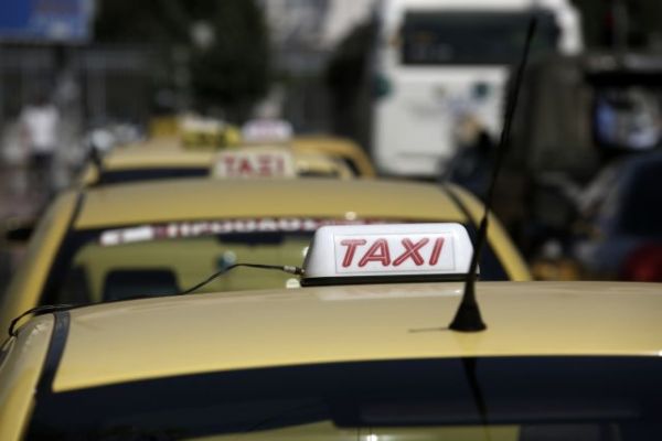 Απίστευτο περιστατικό στη Φωκίδα: Έβαλε τη νεκρή μητέρα της σε ταξί γιατί ήταν ακριβή η νεκροφόρα