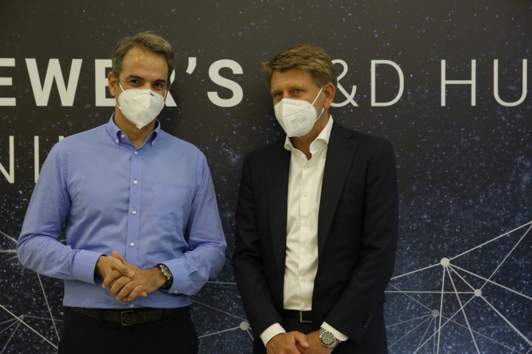 PM Mitsotakis tours TeamViewer R&D unit in Ioannina