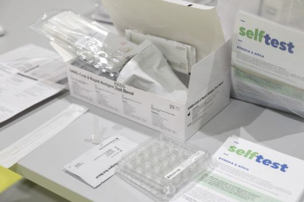 Self test: Να συνεχίσουν τα φαρμακεία να διαθέτουν τα self test ζητά η κυβέρνηση