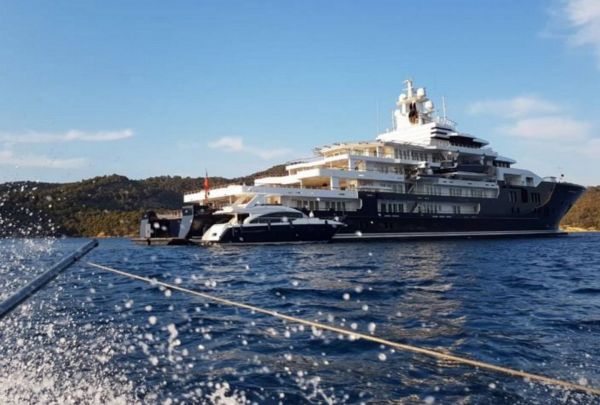 Πόρος: Έδεσε η υπερπολυτελής θαλαμηγός των 220 εκατ. ευρώ