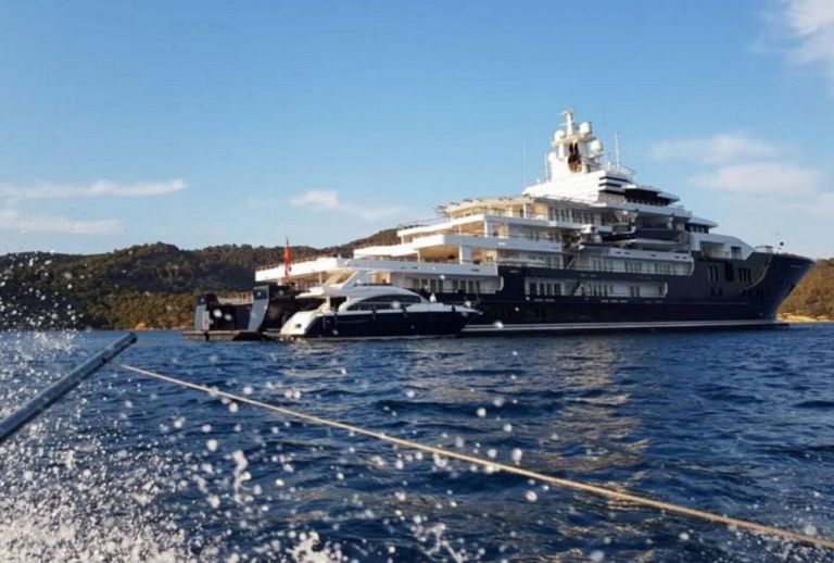 Πόρος: Έδεσε η υπερπολυτελής θαλαμηγός των 220 εκατ. ευρώ