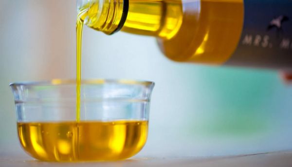 Λεκές από λάδι: Το «μαγικό» κόλπο για να τον αφαιρέσετε πανεύκολα