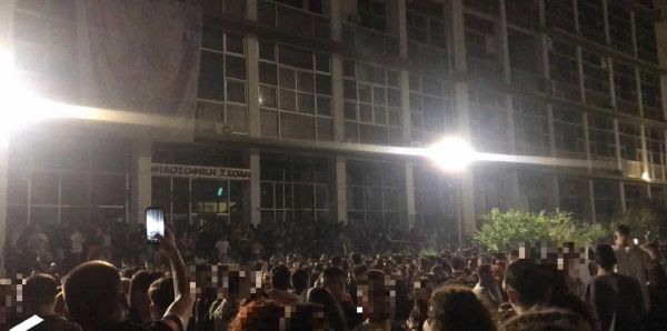Κορονοπάρτι: Απίστευτες εικόνες από το πάρτι στο ΑΠΘ – Εκατοντάδες νέοι χωρίς μάσκες και αποστάσεις