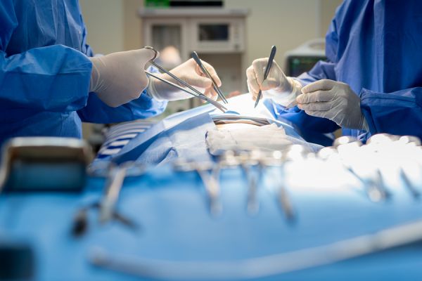 Θεσσαλονίκη: Ανεμβολίαστη αναισθησιολόγος βρέθηκε θετική στον κοροναϊό – «Πάγωσαν» τα χειρουργεία
