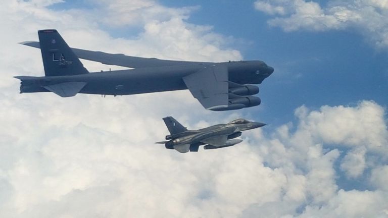 «ALLIED SKY»: Ελληνικά  F-16  συνόδευσαν αμερικανικό βομβαρδιστικό τύπου B-52