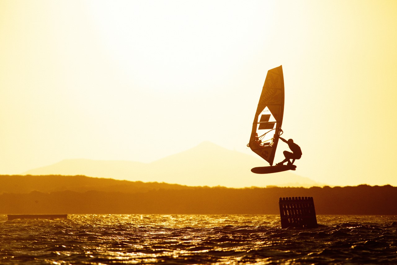 Lennart Neubauer: Κατακτά το πρώτο windsurf πάρκο στη Νάξο