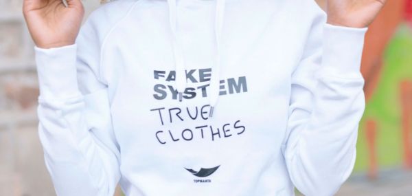 Βαρκελώνη: Οι πλανόδιοι μικροπωλητές δημιούργησαν το δικό τους brand παπουτσιών