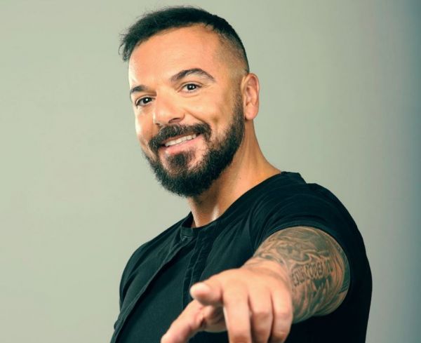 Τριαντάφυλλος: Ημίγυμνος δείχνει τους κοιλιακούς του από το Survivor