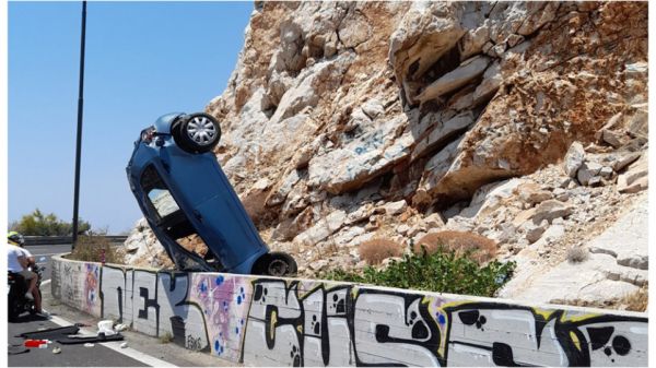 Βουλιαγμένη: Τρομακτικό τροχαίο στην παραλιακή – Σκηνικό βγαλμένο από ταινία