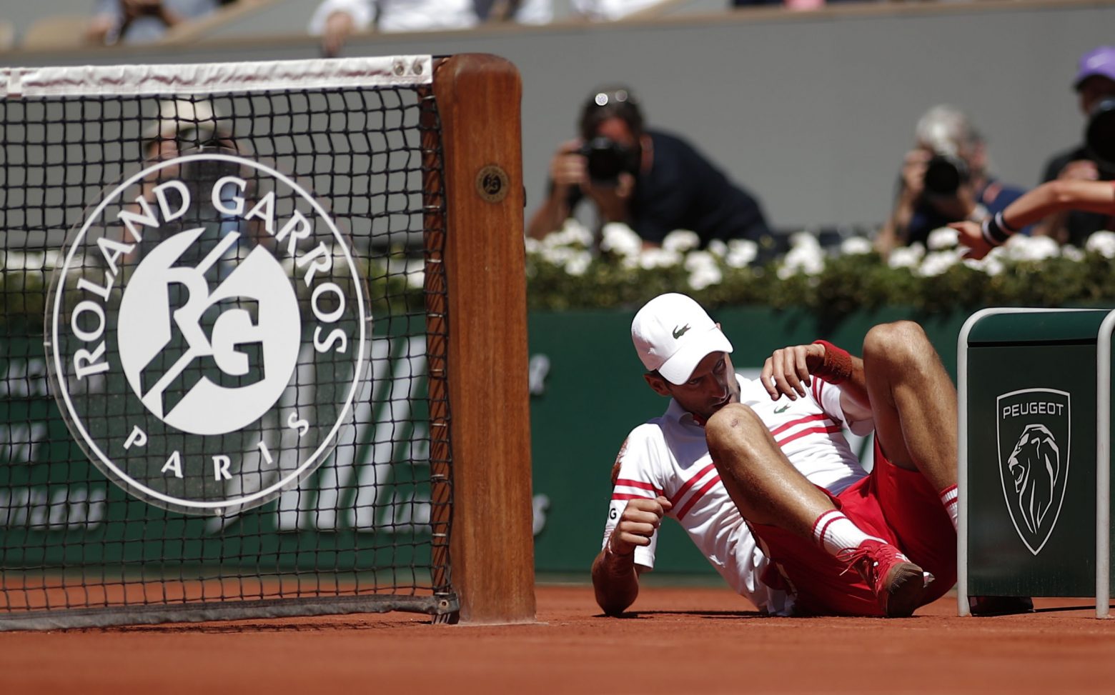 Στέφανος Τσιτσιπάς: «Ατύχημα» για τον Τζόκοβιτς στον τελικό του Roland Garros -  Τον «έριξε» κάτω ο έλληνας τενίστας