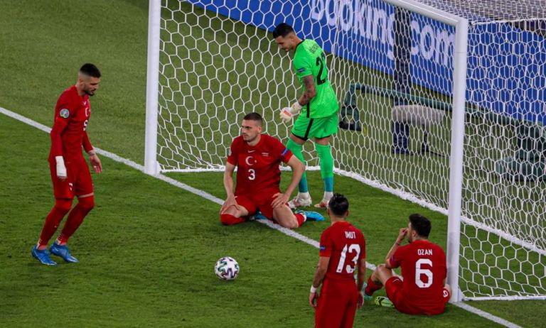 Γκρινιάζει ο τουρκικός Τύπος: «Μόνο άμυνα και τίποτα άλλο…»