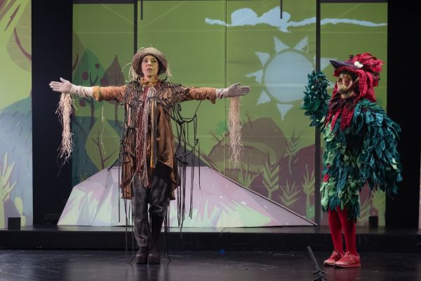 «Το όνειρο του σκιάχτρου» του Ευγένιου Τριβιζά με Ναταλία Δραγούμη και Μέμο Μπεγνή