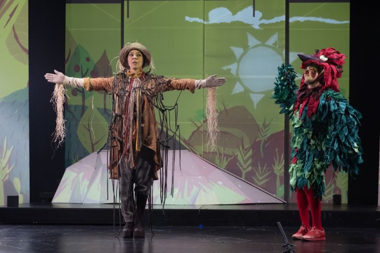 «Το όνειρο του σκιάχτρου» του Ευγένιου Τριβιζά με Ναταλία Δραγούμη και Μέμο Μπεγνή