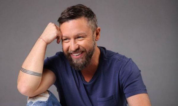 Γιάννης Βαρδής: «Κουβαλάω τον πατέρα μου μέσα μου, στη ζωή και την καθημερινότητά μου»