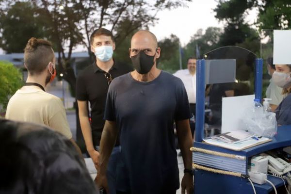 Βαρουφάκης: Χαιρετίζει την freedom pass – Πολύ λίγα, πολύ αργά τα 150 ευρώ