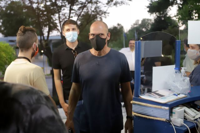 Βαρουφάκης: Χαιρετίζει την freedom pass – Πολύ λίγα, πολύ αργά τα 150 ευρώ